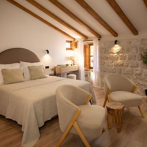 Old Town Olive Luxury Room For 3